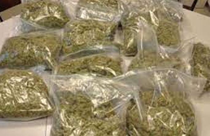 Three and a half kg stock of cannabis seized from Janata vegetable market in Akola | जनता भाजी बाजारातून साडेतीन किलो गांजाचा साठा जप्त Three and a half kg stock of cannabis seized from Janata vegetable market in Akola | जनता भाजी बाजारातून साडेतीन किलो गांजाचा साठा जप्त