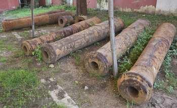 Lokmat Impact: The rusting cannons have finally found a place | लोकमत इम्पॅक्ट : जंग खात असलेल्या तोफांना अखेर मिळाली जागा Lokmat Impact: The rusting cannons have finally found a place | लोकमत इम्पॅक्ट : जंग खात असलेल्या तोफांना अखेर मिळाली जागा