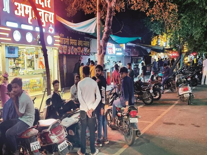 In Connaught, the rumble of backpackers, screeching bikes | कॅनॉटमध्ये टवाळखोरांमध्ये हाणामारी, दुचाकीचे कर्कश आवाज करत धिंगाणा