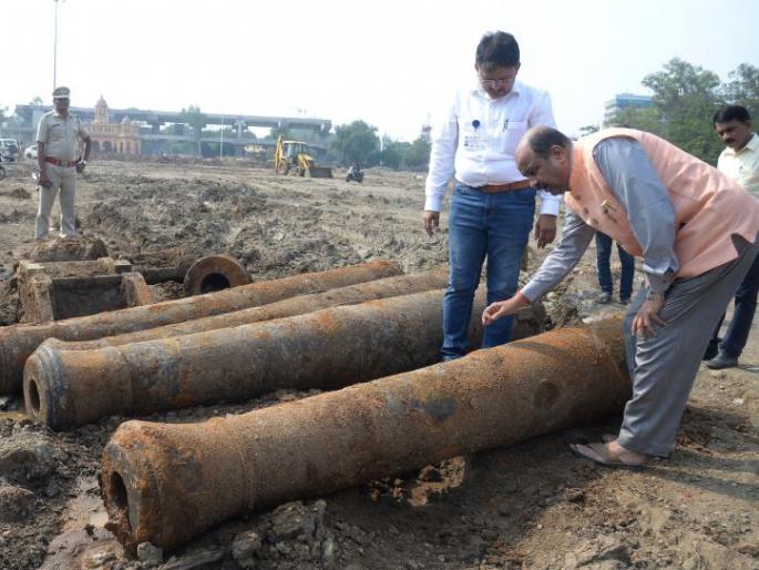 All four historic canon were taken to the Central Museum | चारही ऐतिहासिक तोफा मध्यवर्ती संग्रहालयात दाखल All four historic canon were taken to the Central Museum | चारही ऐतिहासिक तोफा मध्यवर्ती संग्रहालयात दाखल
