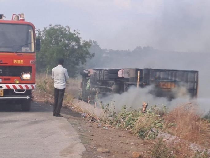 Drunk driver wreaks havoc on Manjarsumba to Kage route: Container throws 19 people, woman dies | मांजरसुंबा ते केज मार्गावर मद्यधुंद चालकाचा कहर: कंटेनरने १९ जणांना उडवले, महिलेचा मृत्यू Drunk driver wreaks havoc on Manjarsumba to Kage route: Container throws 19 people, woman dies | मांजरसुंबा ते केज मार्गावर मद्यधुंद चालकाचा कहर: कंटेनरने १९ जणांना उडवले, महिलेचा मृत्यू