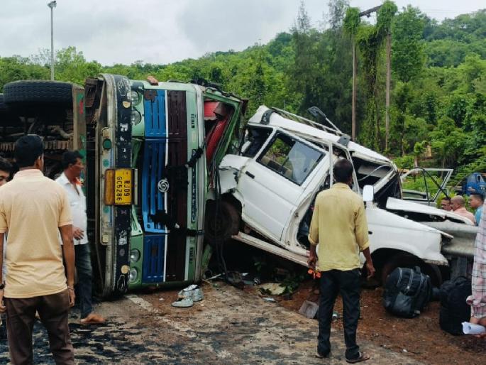 Container overturned at Gadgil Wadi on Mumbai-Goa highway; One killed, six injured  | मुंबई-गोवा महामार्गावर गाडगीळ वाडी येथे कंटेनर उलटला; एक ठार, सहाजण जखमी  Container overturned at Gadgil Wadi on Mumbai-Goa highway; One killed, six injured  | मुंबई-गोवा महामार्गावर गाडगीळ वाडी येथे कंटेनर उलटला; एक ठार, सहाजण जखमी