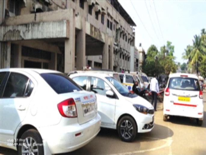 Dispose of private vehicles to government hospitals | सरकारी रुग्णालयाला खासगी वाहनांचा विळखा Dispose of private vehicles to government hospitals | सरकारी रुग्णालयाला खासगी वाहनांचा विळखा