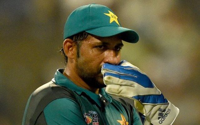 India vs Pakistan: Captain Sarfraz Ahmed is afraid to go to Pakistan after the defeat against India | India vs Pakistan : भारताविरुद्धच्या पराभवानंतर पाकिस्तामध्ये जायला घाबरतोय कर्णधार सर्फराझ