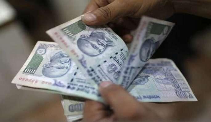 Chhumantar ... Eight of the four notes, then four lakhs disappeared | छूमंतर... चार नोटांच्या झाल्या आठ, नंतर गायब झाले चार लाख Chhumantar ... Eight of the four notes, then four lakhs disappeared | छूमंतर... चार नोटांच्या झाल्या आठ, नंतर गायब झाले चार लाख