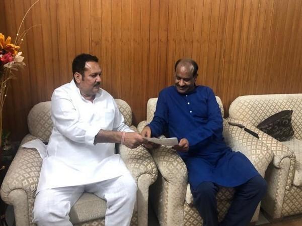Udayan Raje has a big responsibility at the Center as soon as he is sworn in as an MP | खासदारकीची शपथ घेताच उदयनराजेंना केंद्रात मोठी जबाबदारी Udayan Raje has a big responsibility at the Center as soon as he is sworn in as an MP | खासदारकीची शपथ घेताच उदयनराजेंना केंद्रात मोठी जबाबदारी