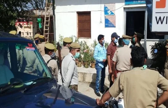 Coronavirus: During a lockdown police beat up man for breaking lockdown in bareilly then villagers attack on them | Coronavirus : लॉकडाऊनदरम्यान पोलीस आणि स्थानिकांच्या जमावात झाली हाणामारी    Coronavirus: During a lockdown police beat up man for breaking lockdown in bareilly then villagers attack on them | Coronavirus : लॉकडाऊनदरम्यान पोलीस आणि स्थानिकांच्या जमावात झाली हाणामारी