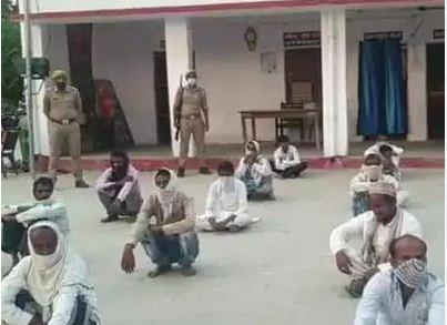 Coronavirus :namazis gathered for friday prayers amid lockdown police arrested 23 along with maulvi pda | Coronavirus : नमाजासाठी पुन्हा एकत्र जमलेल्यांनी पोलीस पथकाला केली मारहाण, मौलवीसह २३ जणांना अटक