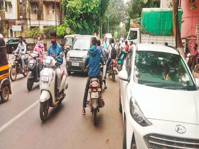 pune news Illegal parking, encroachments by businessmen and police negligence lead to traffic congestion | अवैध पार्किंग, व्यावसायिकांची अतिक्रमणे अन् पोलिसांच्या दुर्लक्षामुळे कोंडीचे ग्रहण pune news Illegal parking, encroachments by businessmen and police negligence lead to traffic congestion | अवैध पार्किंग, व्यावसायिकांची अतिक्रमणे अन् पोलिसांच्या दुर्लक्षामुळे कोंडीचे ग्रहण