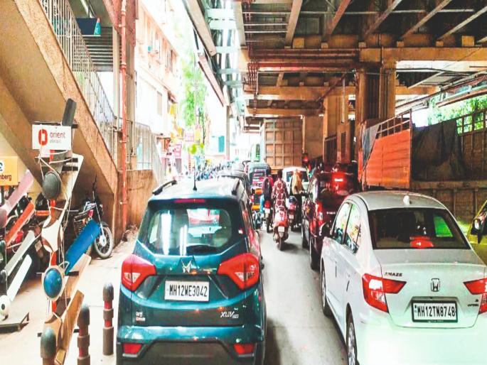 pune news congestion on the riverbed road due to parking on both sides Vehicles of residents as well as those coming from outside are on the road | दुतर्फा पार्किंगमुळे नदीपात्रातील रस्त्यावर कोंडी; बाहेरून येणाऱ्यांसह रहिवाशांचीही वाहने रस्त्यावरच  pune news congestion on the riverbed road due to parking on both sides Vehicles of residents as well as those coming from outside are on the road | दुतर्फा पार्किंगमुळे नदीपात्रातील रस्त्यावर कोंडी; बाहेरून येणाऱ्यांसह रहिवाशांचीही वाहने रस्त्यावरच