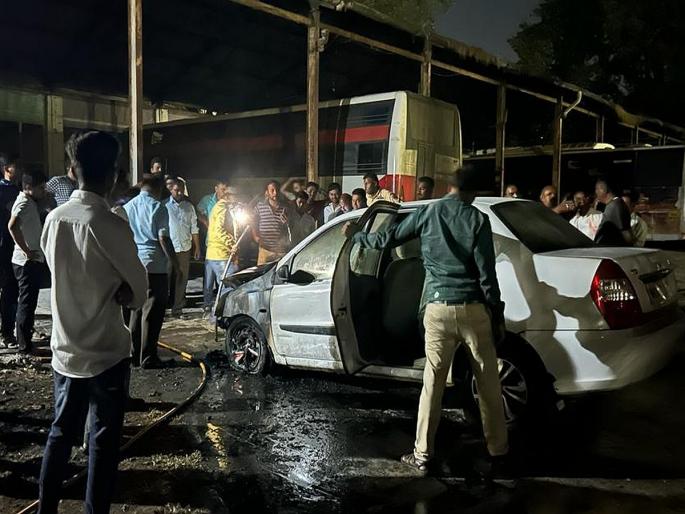 Jalgaon: A car caught fire on the premises of the new bus stand in Jalgaon | Jalgaon: जळगावमधील नवीन बसस्थानकाच्या आवारात कार पेटली Jalgaon: A car caught fire on the premises of the new bus stand in Jalgaon | Jalgaon: जळगावमधील नवीन बसस्थानकाच्या आवारात कार पेटली