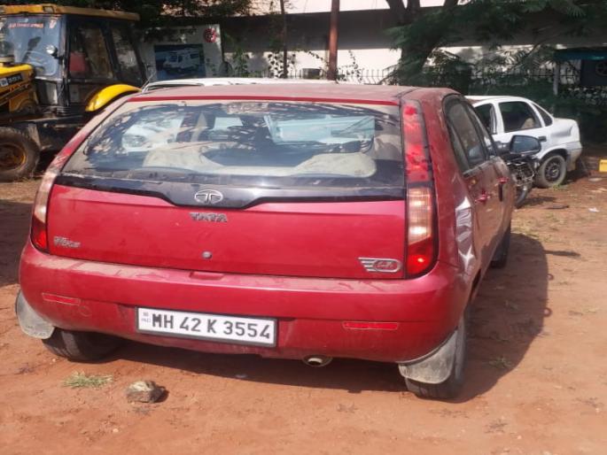 The liquor party the car fall into problems | कारमधील दारूची पार्टी मित्रांना पडली महागात  The liquor party the car fall into problems | कारमधील दारूची पार्टी मित्रांना पडली महागात