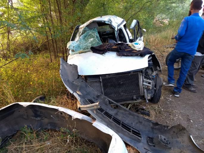 Three vehicles were killed and five people were killed in Ahmednagar | अहमदनगरमध्ये तीन वाहनांची धडक होऊन पाच जणांचा मृत्यू Three vehicles were killed and five people were killed in Ahmednagar | अहमदनगरमध्ये तीन वाहनांची धडक होऊन पाच जणांचा मृत्यू