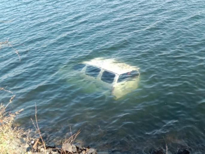 Drunk driving is expensive On the first night of the new year the motor drowned in the dam | मद्यधुंद अवस्थेत गाडी चालवणं पडलं महागात; नववर्षाच्या पहिल्याच रात्री मोटार बुडाली धरणात Drunk driving is expensive On the first night of the new year the motor drowned in the dam | मद्यधुंद अवस्थेत गाडी चालवणं पडलं महागात; नववर्षाच्या पहिल्याच रात्री मोटार बुडाली धरणात