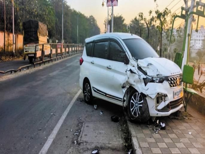 Outrageous! Drunk truck driver hits car hard; Iron divider literally shattered into pieces | संतापजनक! मद्यपी ट्रकचालकाची कारला जोरदार धडक; लोखंडी दुभाजकाचे अक्षरशः तुकडे-तुकडे उडाले Outrageous! Drunk truck driver hits car hard; Iron divider literally shattered into pieces | संतापजनक! मद्यपी ट्रकचालकाची कारला जोरदार धडक; लोखंडी दुभाजकाचे अक्षरशः तुकडे-तुकडे उडाले