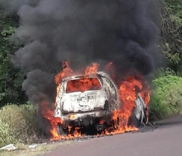 Car burns near Kithapur near Khak | कडेपूरजवळ कार जळून खाक  Car burns near Kithapur near Khak | कडेपूरजवळ कार जळून खाक