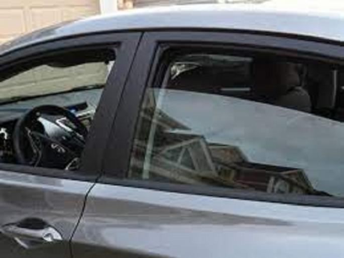 Rs 1 lakh was snatched from the teacher while filling the air in the car | लक्ष दुसरीकडे गेले अन चोरी झाली; कारमध्ये हवा भरताना शिक्षकाचे १ लाख रुपये पळवले