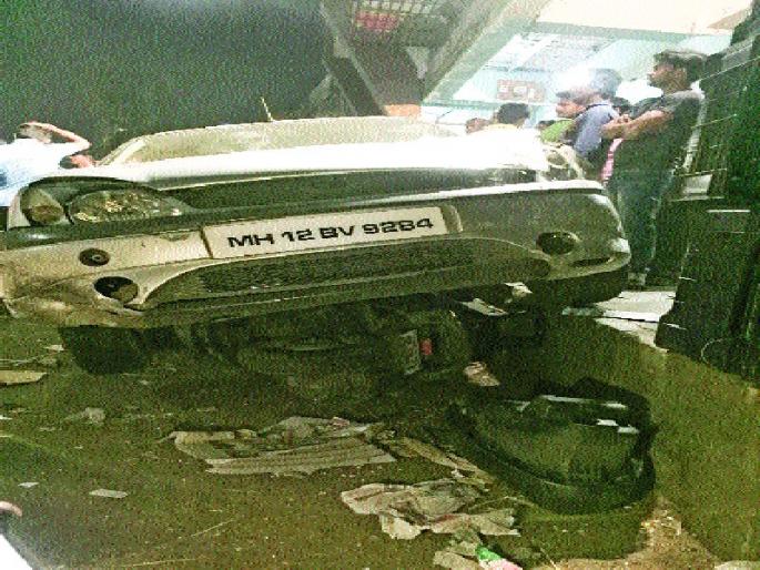 Three people were injured in a road accident | गाळ्यात गाडी घुसून तिघे जखमी Three people were injured in a road accident | गाळ्यात गाडी घुसून तिघे जखमी