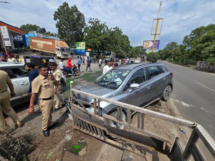 The driver had a fit and the speeding car hit the divider; the couple was safe as they were wearing seat belts | चालकाला फिट आल्याने भरधाव कार दुभाजकावर आदळली; सीटबेल्ट लावल्याने दाम्पत्य सुखरूप