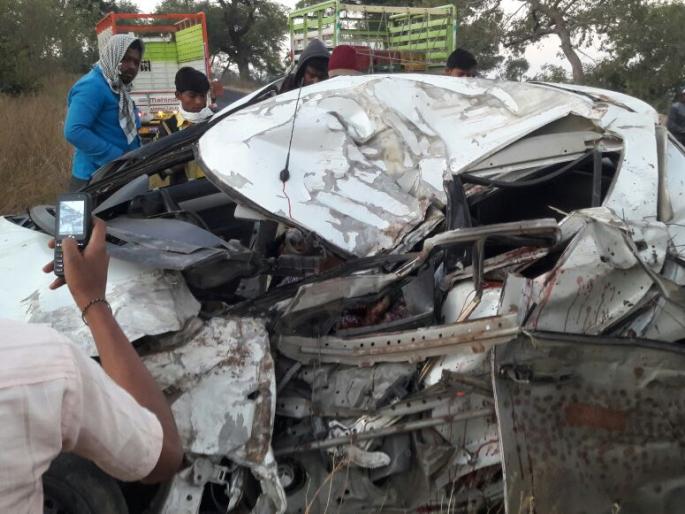 Rajur Ghat, the car ran on the tree; Gramsevak killed, one serious |  राजुर घाटात टायर फुटल्याने भरधाव कार झाडावर आदळली; ग्रामसेवक ठार, एक गंभीर Rajur Ghat, the car ran on the tree; Gramsevak killed, one serious |  राजुर घाटात टायर फुटल्याने भरधाव कार झाडावर आदळली; ग्रामसेवक ठार, एक गंभीर