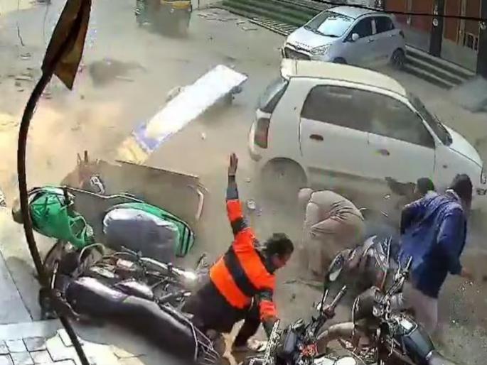 Speeding car crushes several people in Delhi, boy gets stuck under tire | दिल्लीमध्ये भरधाव कारने अनेक जणांना चिरडले, टायरखाली अडकला मुलगा  Speeding car crushes several people in Delhi, boy gets stuck under tire | दिल्लीमध्ये भरधाव कारने अनेक जणांना चिरडले, टायरखाली अडकला मुलगा