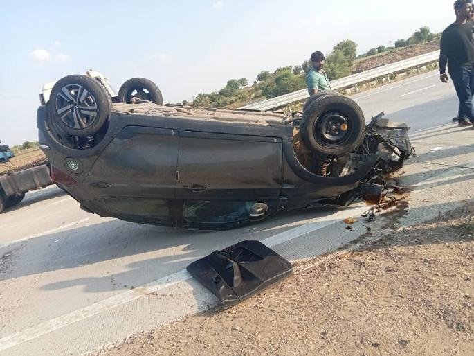 Tire burst again on Samridhi, two injured, car overturned | 'समृद्धी'वर पुन्हा वाहनाचे टायर फुटले, दोन जखमी, कारही पलटी Tire burst again on Samridhi, two injured, car overturned | 'समृद्धी'वर पुन्हा वाहनाचे टायर फुटले, दोन जखमी, कारही पलटी