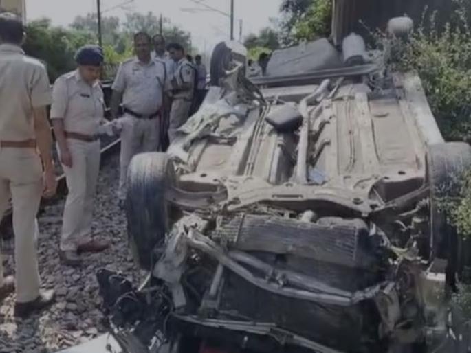 Car loses control, plunges from flyover onto railway tracks in Delhi; train services halted for 1 hour | चालकाचं नियंत्रण सुटलं अन् कार थेट उड्डाणपुलावरून खाली रेल्वे रुळावर पडली! Car loses control, plunges from flyover onto railway tracks in Delhi; train services halted for 1 hour | चालकाचं नियंत्रण सुटलं अन् कार थेट उड्डाणपुलावरून खाली रेल्वे रुळावर पडली!