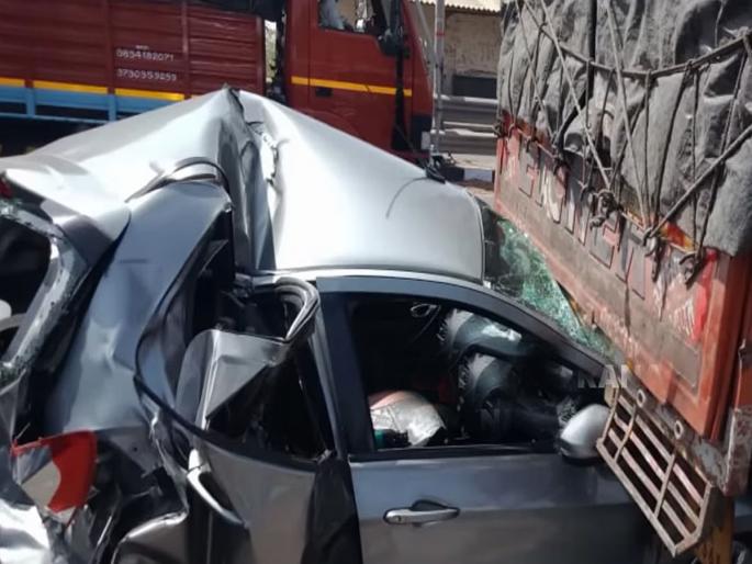Accident: The car was crushed between two trucks, but the driver was not even scratched | Accident: दोन ट्रकमध्ये चिरडून कारचा चेंदामेंदा, पण ड्रायव्हरला साधं खरचटलंही नाही Accident: The car was crushed between two trucks, but the driver was not even scratched | Accident: दोन ट्रकमध्ये चिरडून कारचा चेंदामेंदा, पण ड्रायव्हरला साधं खरचटलंही नाही