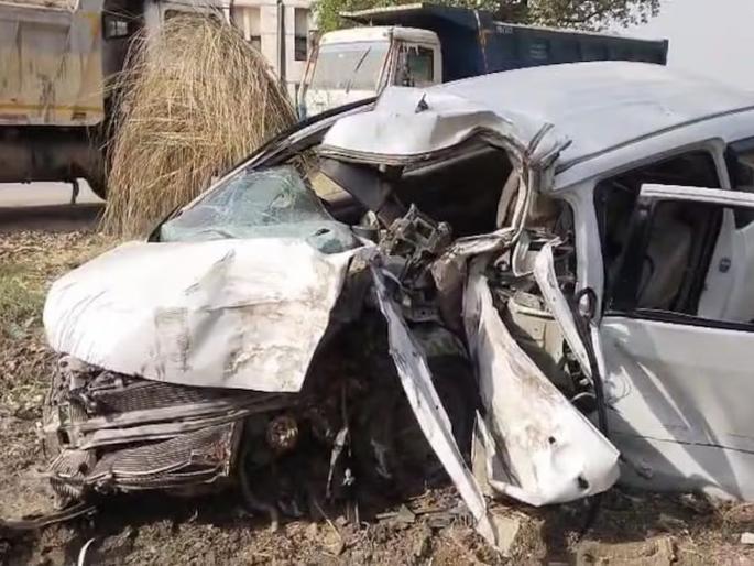 Car returning from Varati hits tree, four people including Air Force personnel killed, one injured | वरातीहून परतत असलेली कार झाडावर आदळली, हवाई दलाच्या कर्मचाऱ्यासह चार जणांचा मृत्यू, एक जण जखमी