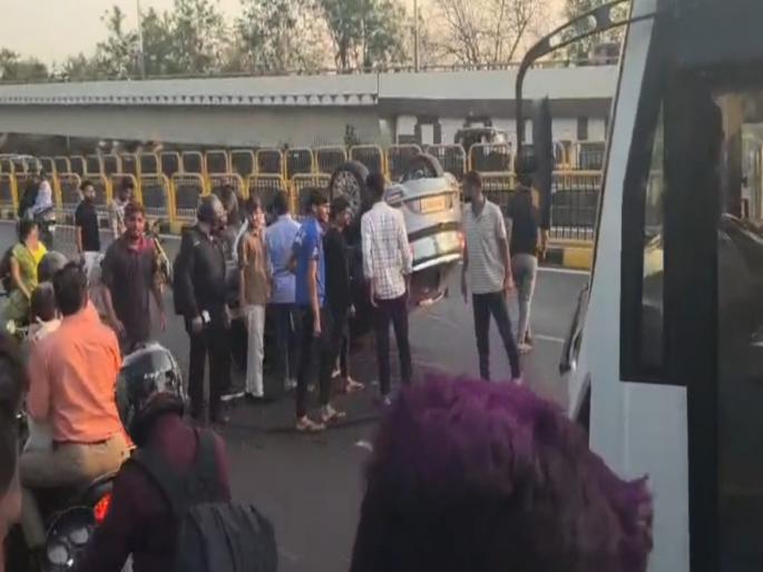 Drunk driver loses control of car on Holi day; car overturns on busy road, incident in Pimpri Chinchwad | होळीच्या दिवशी मद्यधुंद चालकाचे कार वरील नियंत्रण सुटले; भररस्त्यात कार पलटी, पिंपरी चिंचवडमधील घटना Drunk driver loses control of car on Holi day; car overturns on busy road, incident in Pimpri Chinchwad | होळीच्या दिवशी मद्यधुंद चालकाचे कार वरील नियंत्रण सुटले; भररस्त्यात कार पलटी, पिंपरी चिंचवडमधील घटना