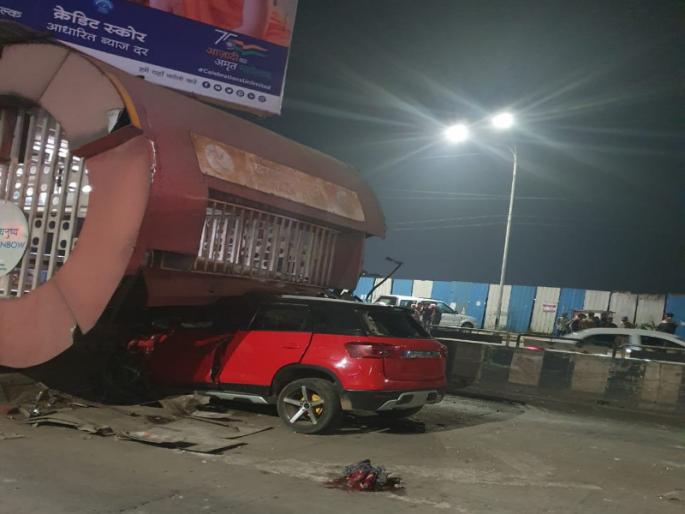 Car hit BRT bus stand due to drunk driver Two young men died on the spot in pune | Accident: मद्यधुंद चालकामुळे कार बीआरटीच्या बसथांब्याला धडकली; दोन तरुणांचा जागीच मृत्यू Car hit BRT bus stand due to drunk driver Two young men died on the spot in pune | Accident: मद्यधुंद चालकामुळे कार बीआरटीच्या बसथांब्याला धडकली; दोन तरुणांचा जागीच मृत्यू