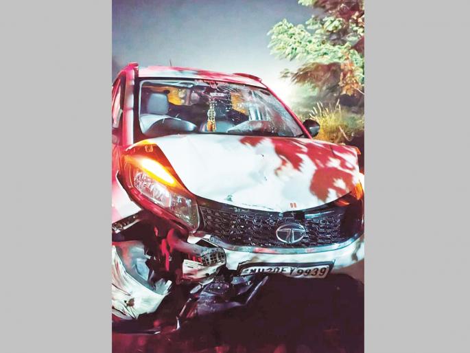 Eicher Tempo stopped at a standstill after tractor suddenly swerved; three cars collided from behind | ट्रॅक्टर अचानक वळल्याने आयशर टेम्पोला थांबला; पाठीमागून तीन कार धडकल्या