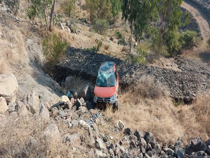 Car overturns in valley, three rescued, incident on Nashik-Pune highway | दरीत कार उलटली, तिघे बचावले, नाशिक-पुणे महामार्गावरील घटना 
