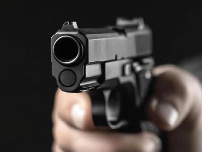The driver of the car pointed his revolver directly at the biker after being hit by a car in kolhapur | Kolhapur: दुचाकी घासली, कारवाल्याने थेट रिव्हॉल्व्हरच रोखले... The driver of the car pointed his revolver directly at the biker after being hit by a car in kolhapur | Kolhapur: दुचाकी घासली, कारवाल्याने थेट रिव्हॉल्व्हरच रोखले...