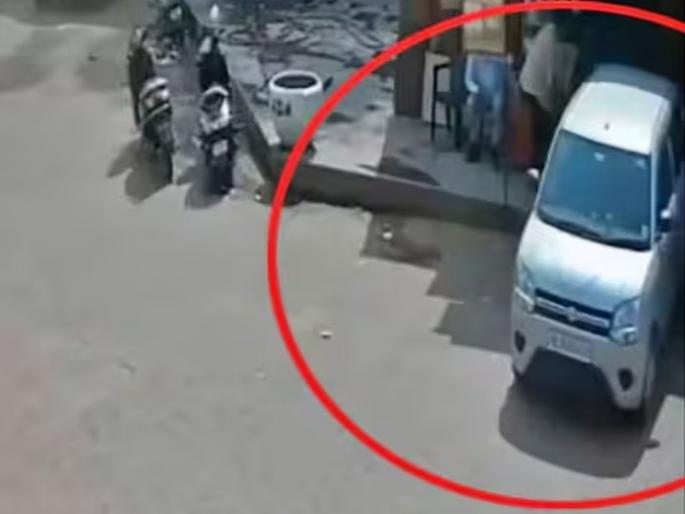Driverless car runs over two tourists near Taj Mahal, video of shocking incident goes viral | ताजमहालाजवळ ड्रायव्हरविना धावली कार, दोन पर्यटकांना चिरडले, धक्कादायक घटनेचा व्हिडीओ व्हायरल
