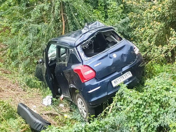 The car plunged 50 feet after not anticipating the turn; Incident in Koregaon Bhima, 3 injured | वळणाचा अंदाज न आल्याने कार ५० फूट खाली कोसळली; कोरेगाव भीमातील घटना ,३ जखमी The car plunged 50 feet after not anticipating the turn; Incident in Koregaon Bhima, 3 injured | वळणाचा अंदाज न आल्याने कार ५० फूट खाली कोसळली; कोरेगाव भीमातील घटना ,३ जखमी