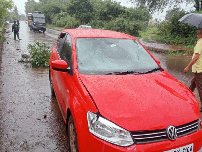 Four Municipal Corporation workers were crushed by a speeding car in Kolhapur, one is in critical condition | कोल्हापूर: भरधाव कारने महापालिकेच्या चौघा कामगारांना चिरडले, एकाची प्रकृती गंभीर Four Municipal Corporation workers were crushed by a speeding car in Kolhapur, one is in critical condition | कोल्हापूर: भरधाव कारने महापालिकेच्या चौघा कामगारांना चिरडले, एकाची प्रकृती गंभीर