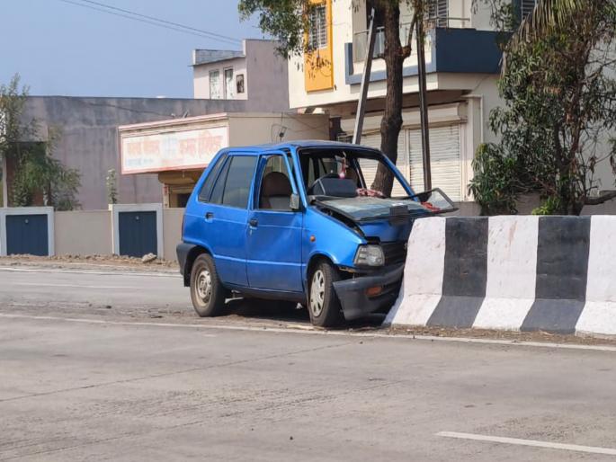 Car accident on Shirur highway after hitting divider two seriously injured | शिरूर महामार्गावर दुभाजकाला धडकून कारचा अपघात; दोघे गंभीर जखमी