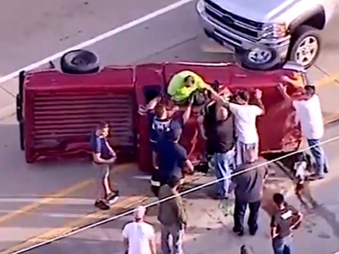 Samaritans stopped highway in a dramatic rescue of truck driver whose vehicle overturned | धक्कादायक! धावत्या कारचा फिल्मी स्टाईलसारखा अपघात, व्हिडीओ व्हायरल... Samaritans stopped highway in a dramatic rescue of truck driver whose vehicle overturned | धक्कादायक! धावत्या कारचा फिल्मी स्टाईलसारखा अपघात, व्हिडीओ व्हायरल...