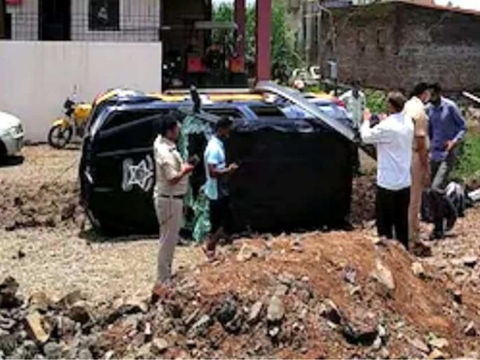 Accident to the pilot car of Minister Vishwajit Kadam's convoy | मंत्री विश्वजित कदम यांच्या ताफ्यातील पायलट गाडीला अपघात Accident to the pilot car of Minister Vishwajit Kadam's convoy | मंत्री विश्वजित कदम यांच्या ताफ्यातील पायलट गाडीला अपघात