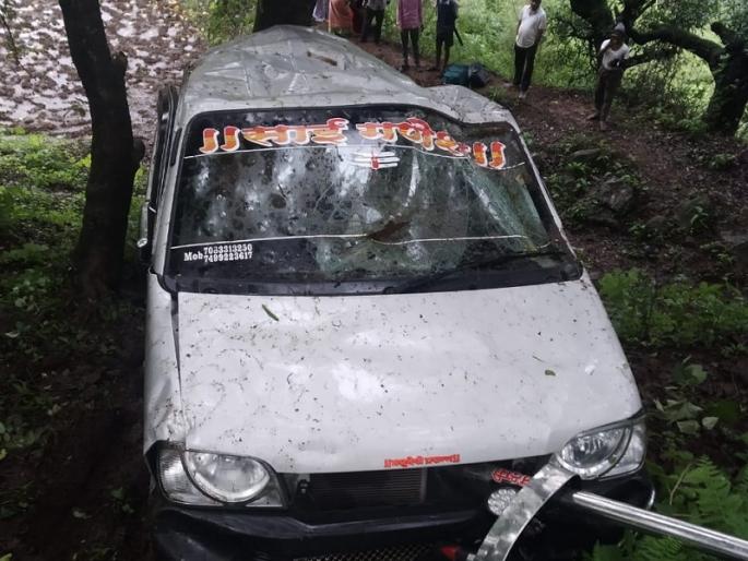 driver lost control and the car plunged into a ravine; Incidents in Pune District | चालकाचा ताबा सुटल्याने कार दरीत कोसळली; चार जण गंभीर, पुणे जिल्ह्यातील घटना driver lost control and the car plunged into a ravine; Incidents in Pune District | चालकाचा ताबा सुटल्याने कार दरीत कोसळली; चार जण गंभीर, पुणे जिल्ह्यातील घटना