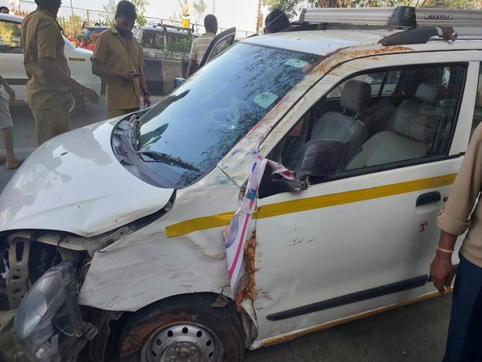 woman sanitation worker died in a collision with a car on Hadapsar-Saswad road | हडपसर-सासवड रोडवर कारच्या धडकेत स्वच्छता कर्मचारी महिलेचा मृत्यू