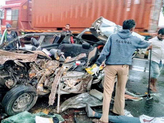 Car accident near Dehuroad; Three people killed on the spot | देहूरोडजवळ कारचा भीषण अपघात; तीन जण जागीच ठार  Car accident near Dehuroad; Three people killed on the spot | देहूरोडजवळ कारचा भीषण अपघात; तीन जण जागीच ठार