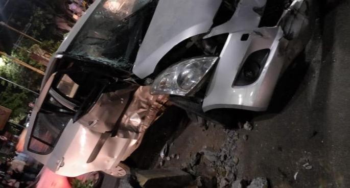 Rages of drunk driver in Lakshminaragar at Nagpur | नागपुरातील लक्ष्मीनगरात दारूच्या नशेत कारचालकाचा हैदोस Rages of drunk driver in Lakshminaragar at Nagpur | नागपुरातील लक्ष्मीनगरात दारूच्या नशेत कारचालकाचा हैदोस
