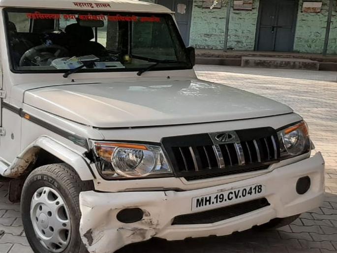 driver arrested for attempting to dash tractor on tahsildars vehicle | तहसीलदारांच्या कारवर ट्रॅक्टर चढवण्याचा प्रयत्न; चालकाला अटक driver arrested for attempting to dash tractor on tahsildars vehicle | तहसीलदारांच्या कारवर ट्रॅक्टर चढवण्याचा प्रयत्न; चालकाला अटक