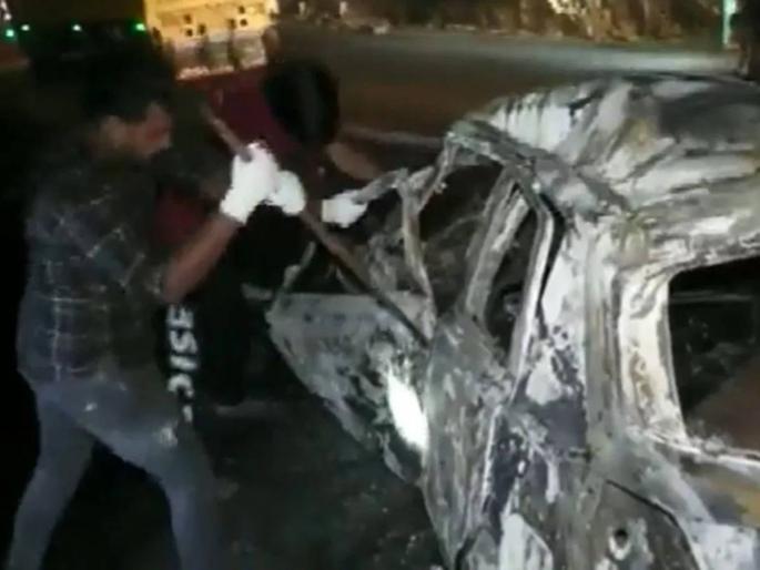 Terrible accident on Delhi-Jaipur highway, three people died in the car | दिल्ली-जयपूर महामार्गावर भीषण अपघात, कारमधील तीन जणांचा होरपळून मृत्यू