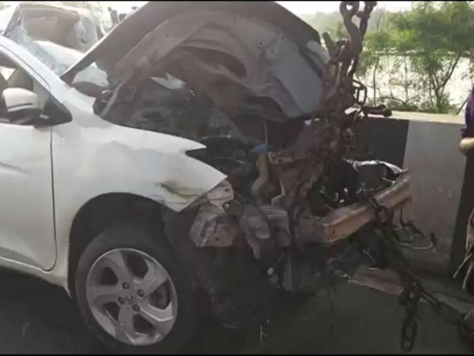 Two people were killed and three others injured in a car and a container accident | कार आणि कंटेनरच्या अपघातात दोघांचा मृत्यू, तर तीन जण जखमी Two people were killed and three others injured in a car and a container accident | कार आणि कंटेनरच्या अपघातात दोघांचा मृत्यू, तर तीन जण जखमी