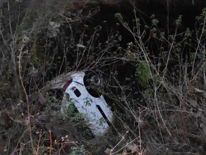 Out of control car directly into the well; Father and daughter killed in accident | नियंत्रण सुटल्याने कार थेट विहिरीत; अपघातात वडील व मुलगी ठार Out of control car directly into the well; Father and daughter killed in accident | नियंत्रण सुटल्याने कार थेट विहिरीत; अपघातात वडील व मुलगी ठार