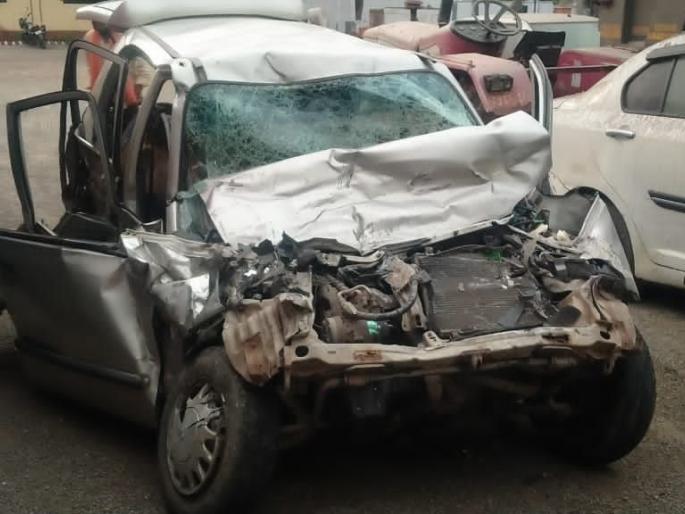 A collision between a private bus and a car; Three killed, Daen Gambhir | खासगी बस आणि कारची समाेरासमाेर धडक; तीन ठार, दाेन गंभीर A collision between a private bus and a car; Three killed, Daen Gambhir | खासगी बस आणि कारची समाेरासमाेर धडक; तीन ठार, दाेन गंभीर