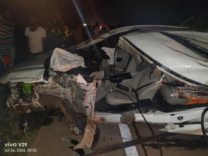 Car-tractor crash; Two died on the spot, three seriously injured | कार-ट्रॅक्टरचा भीषण अपघात; दाेघे जागीच ठार, तीन गंभीर Car-tractor crash; Two died on the spot, three seriously injured | कार-ट्रॅक्टरचा भीषण अपघात; दाेघे जागीच ठार, तीन गंभीर